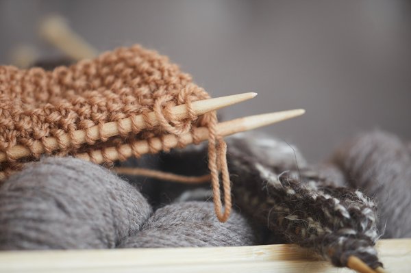 Maîtriser les augmentations en tricot : techniques et conseils